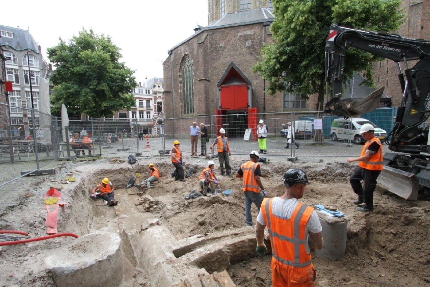 archeologie rondom de Grote kerk op Kerkplein te Den Haag archeologie rondom de Grote kerk op Kerkplein te Den Haag